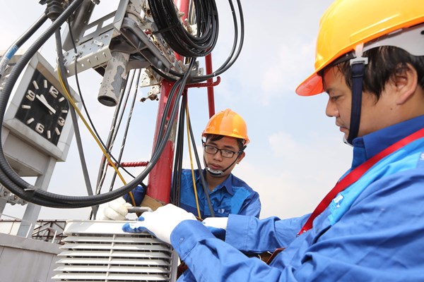 Các nhà mạng chạy đua phục vụ ngày lễ - Anh 2