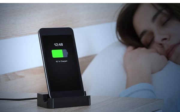 Có nên sạc điện thoại qua đêm? - Anh 2