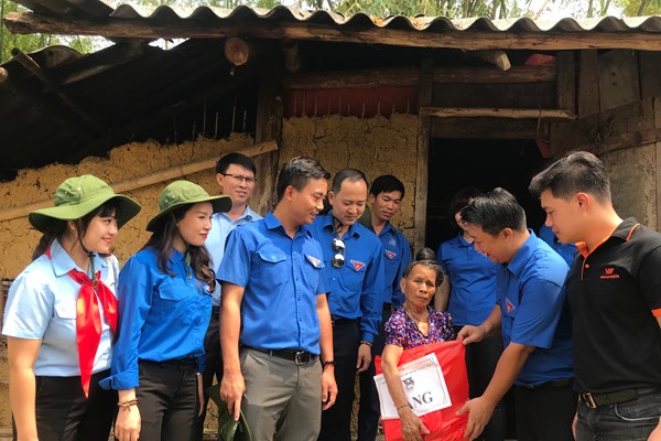 Hỗ trợ cho học sinh nghèo - Anh 1