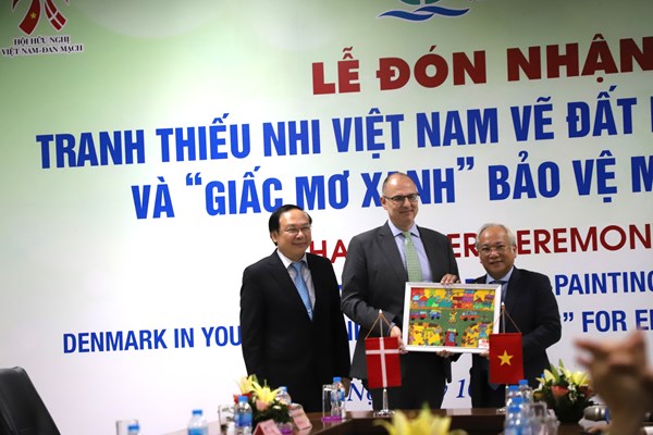 Đại sứ quán Đan Mạch trao tặng 196 bức tranh cho Bệnh viện Nhi TƯ - Anh 1