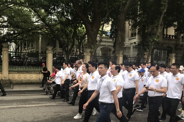 Gần 8.000 người xuống đường tuần hành ủng hộ “Đã uống rượu bia – Không lái xe” - Anh 2