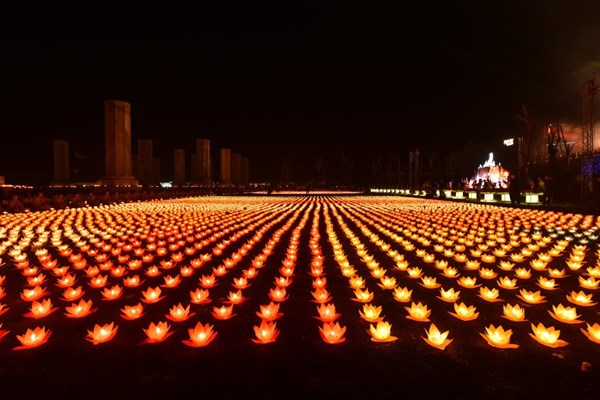 Vesak 2019:​​​​​​​ Đêm hoa đăng cầu Quốc thái dân an, hòa bình thế giới - Anh 4