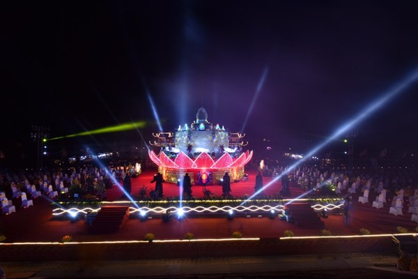 Vesak 2019:​​​​​​​ Đêm hoa đăng cầu Quốc thái dân an, hòa bình thế giới - Anh 2