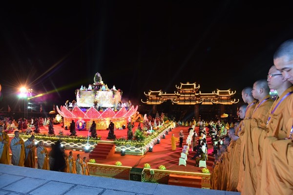 Vesak 2019:​​​​​​​ Đêm hoa đăng cầu Quốc thái dân an, hòa bình thế giới - Anh 3