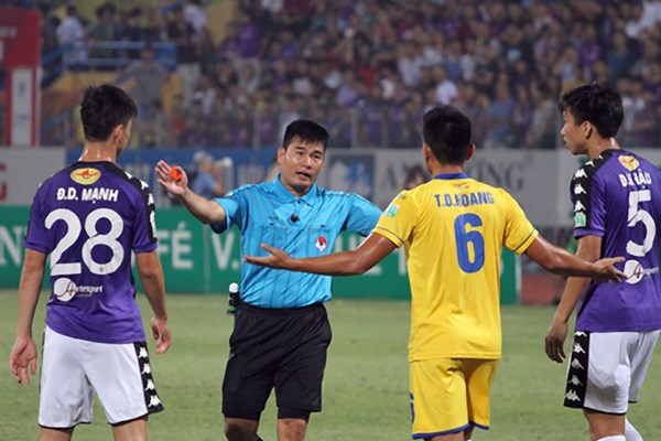 Lo trọng tài, ngóng chờ VAR - Anh 1