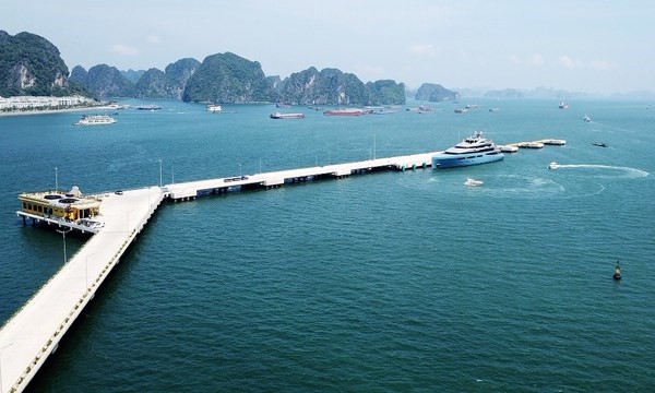 Siêu du thuyền 150 triệu USD của ông chủ CLB Tottenham tại vịnh Hạ Long - Anh 1