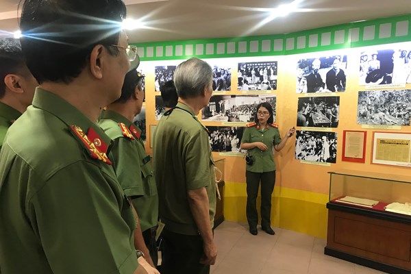 Triển lãm “Công an nhân dân khắc ghi lời Bác” - Anh 2
