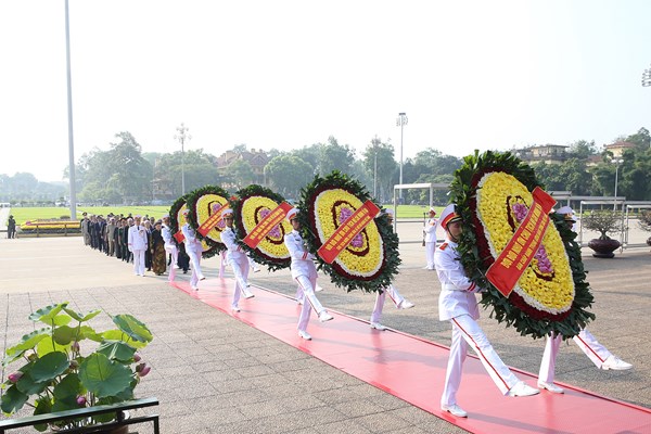 Lãnh đạo Đảng, Nhà nước viếng Chủ tịch Hồ Chí Minh - Anh 2