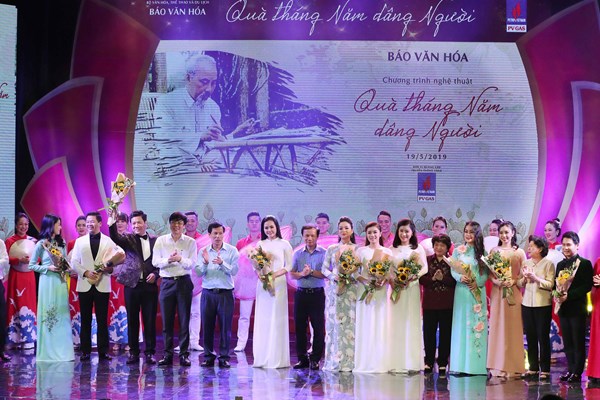 Sâu lắng chương trình nghệ thuật “Quà tháng Năm dâng Người” - Anh 1