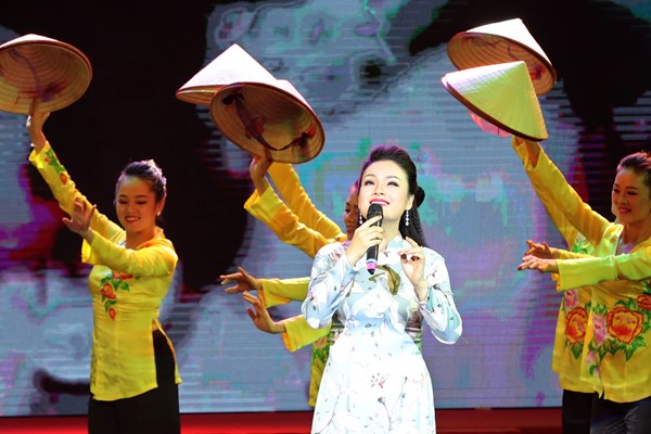 Sâu lắng chương trình nghệ thuật “Quà tháng Năm dâng Người” - Anh 4