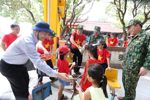 “Mang đi tình cảm, mang về niềm tin…” - Anh 3