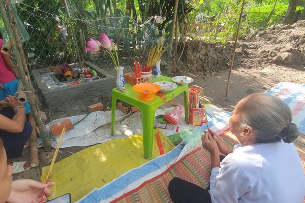 Người dân hiếu kỳ cúng vái bông hoa lạ ở Kiên Giang - Anh 2