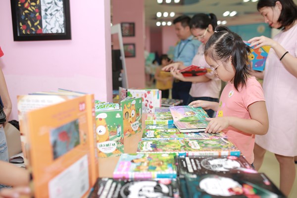 MC Minh Trang ra mắt dự án bồi đắp tình yêu sách - Anh 1