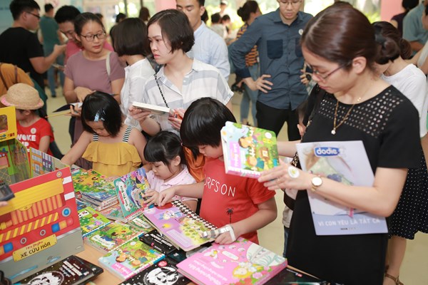 MC Minh Trang ra mắt dự án bồi đắp tình yêu sách - Anh 6