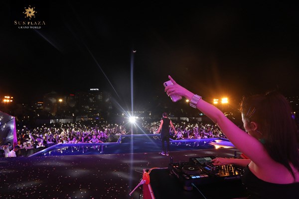 Bích Phương và bikini show “bỏ bùa” khán giả Hạ Long tại Sun Dance Festival - Anh 9