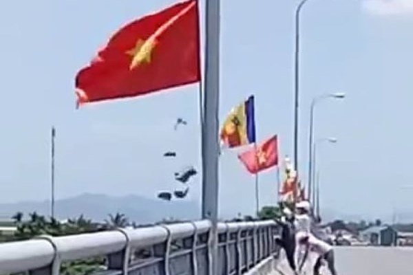 Liên tục “ném” vàng mã xuống sông Hương - Anh 1