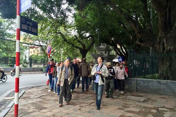 Phạt nặng trong lĩnh vực du lịch - Anh 1