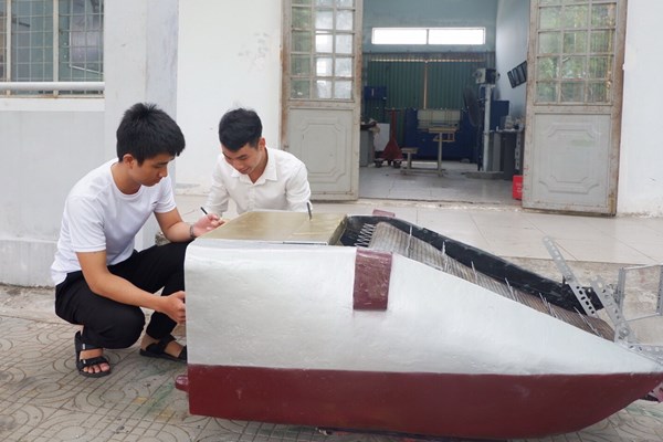 Sinh viên sáng tạo phương tiện thủy bộ thu gom rác thải bãi biển - Anh 1
