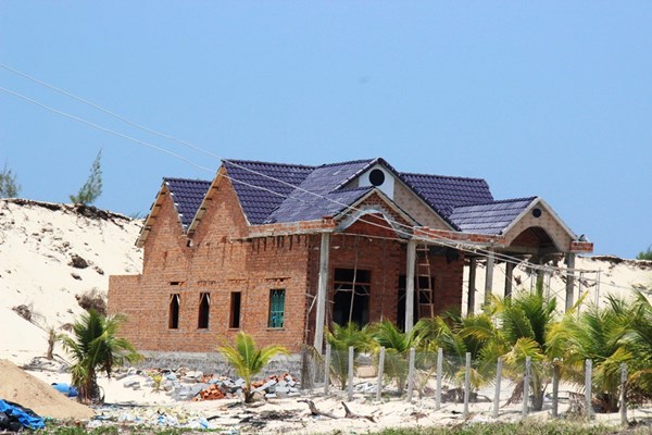 Khánh Hòa: Lấn chiếm hành lang ATGT làm nhà trái phép - Anh 1