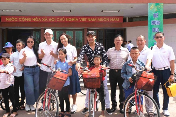 Nghệ sĩ Việt – Hàn trao quà Tết thiếu nhi cho trẻ em mồ côi và khuyết tật - Anh 1