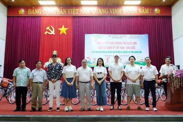Nghệ sĩ Việt – Hàn trao quà Tết thiếu nhi cho trẻ em mồ côi và khuyết tật - Anh 2