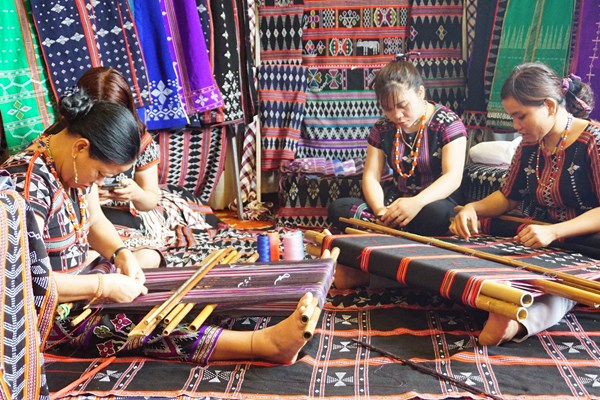 Nghề dệt thổ cẩm của đồng bào vùng biên giới: Gìn giữ “báu vật” của buôn làng - Anh 1