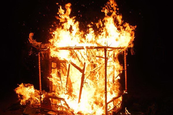 Khuyến nghị không đốt đồ mã, vàng mã trong các cơ sở thờ tự, di tích và lễ hội:Thực trạng, biến tướng và hệ lụy - Anh 1