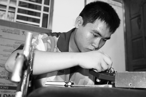 Cậu học sinh “giật” giải thưởng quốc gia vì... ông nội - Anh 1