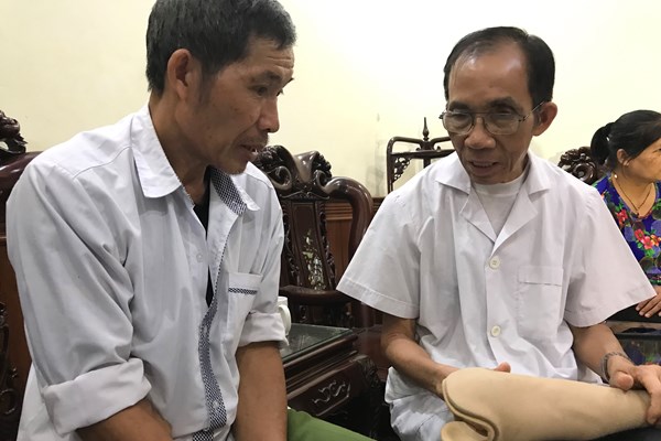 Bác sĩ thương binh giúp 700 bệnh nhân - Anh 1