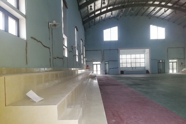 Nhà thi đấu của Trường THCS thị trấn Quán Hàu (Quảng Bình): Mới nghiệm thu đã chằng chịt vết nứt... - Anh 1