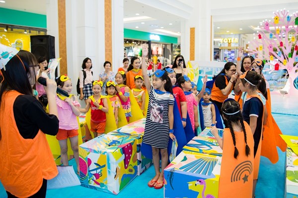 Đến Vincom “Trải nghiệm hè khác biệt - Rực rỡ sắc cầu vồng” nhân dịp 1.6 - Anh 1