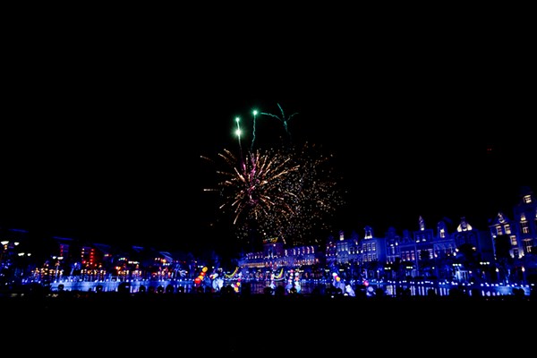 Liên hoan Thiếu nhi quốc tế VTV 2019: Thả 2000 bông hoa đăng, Vinpearl Land Nam Hội An hút hồn người xem - Anh 1