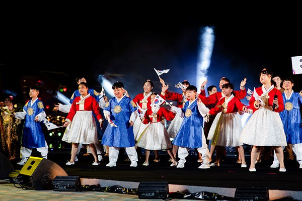 Liên hoan Thiếu nhi quốc tế VTV 2019: Thả 2000 bông hoa đăng, Vinpearl Land Nam Hội An hút hồn người xem - Anh 12