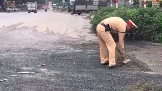 CSGT Hà Nội xử lý nhanh các “điểm đen” trên đường quốc lộ - Anh 1