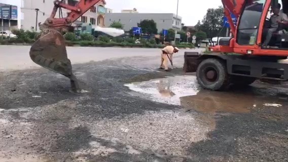 CSGT Hà Nội xử lý nhanh các “điểm đen” trên đường quốc lộ - Anh 2