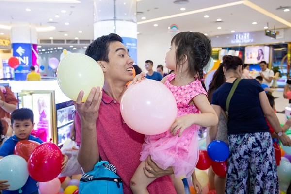 “Cơn mưa cầu vồng” bắt đầu mùa hè rực rỡ cho các em nhỏ tại Vincom - Anh 2