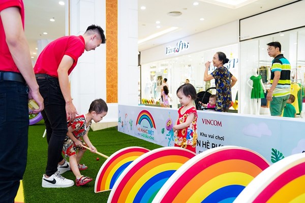 “Cơn mưa cầu vồng” bắt đầu mùa hè rực rỡ cho các em nhỏ tại Vincom - Anh 4