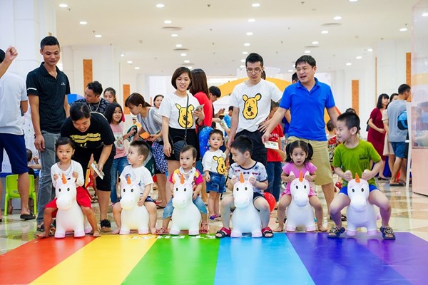 “Cơn mưa cầu vồng” bắt đầu mùa hè rực rỡ cho các em nhỏ tại Vincom - Anh 5