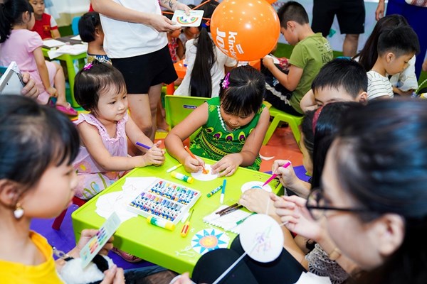 “Cơn mưa cầu vồng” bắt đầu mùa hè rực rỡ cho các em nhỏ tại Vincom - Anh 6