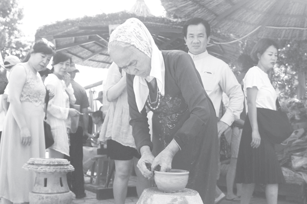Giữ bản sắc làng nghề truyền thống gắn với phát triển du lịch - Anh 1