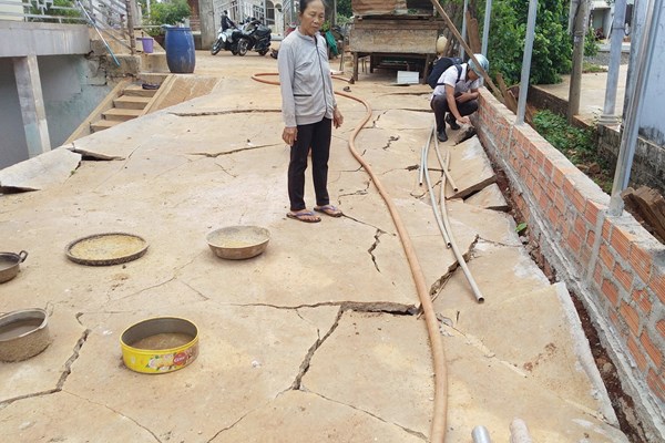 Thi công rồi... “gom nước” đổ vào nhà dân - Anh 1