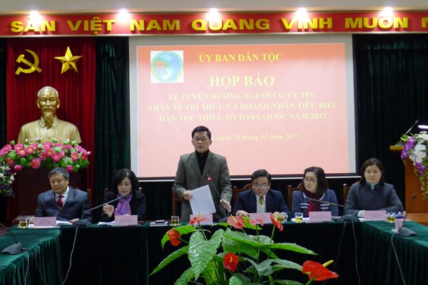 Tuyên dương 512 người có uy tín, nhân sỹ trí thức và doanh nhân tiêu biểu dân tộc thiểu số toàn quốc năm 2017 - Anh 1