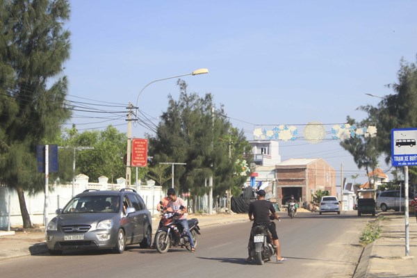"Cò dịch vụ" lộng hành tại biển Nhơn Lý - ảnh 1