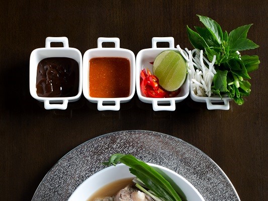 Đầu bếp nổi tiếng thế giới trổ tài nấu món “phở chọc trời” tại Vinpearl Luxury Landmark 81 - Anh 1