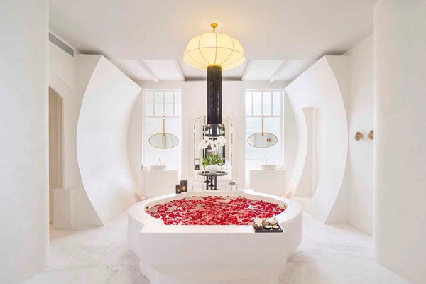 “Nghỉ dưỡng sang, nhận quà xịn”, du khách chọn JW Marriott Phu Quoc Emerald Bay vì lý do này đây - Anh 2