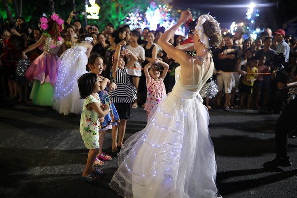 Carnival đường phố DIFF 2019 tiếp tục khuấy động không gian phố đêm Đà Nẵng - Anh 11
