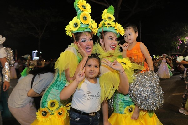 Carnival đường phố DIFF 2019 tiếp tục khuấy động không gian phố đêm Đà Nẵng - Anh 8