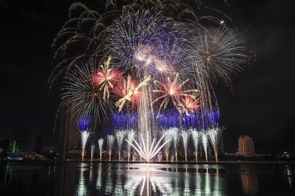 Giảm giá 10% khi mua vé pháo hoa Đà Nẵng trực tuyến - Anh 1