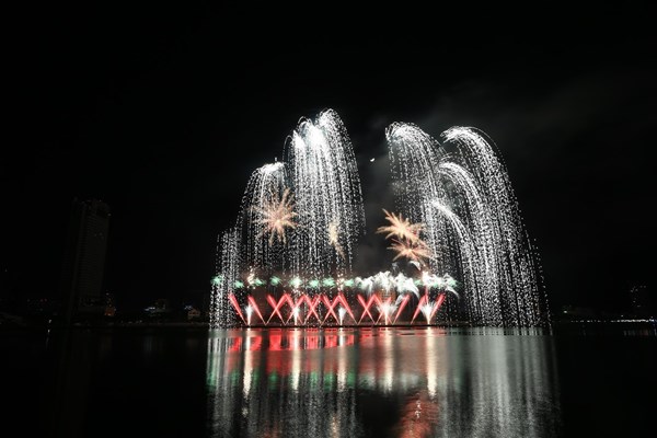 Giảm giá 10% khi mua vé pháo hoa Đà Nẵng trực tuyến - Anh 2