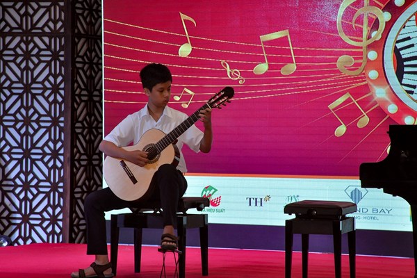Thánh thót tiếng đàn “tài năng miền Trung” - Anh 1